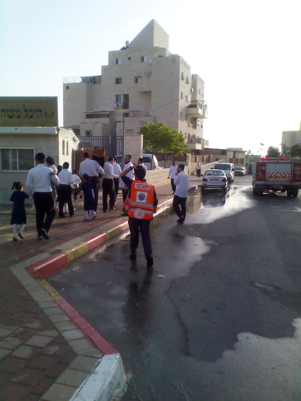 אלעד: בית הכנסת עלה באש, ספרי התורה חולצו בנס
