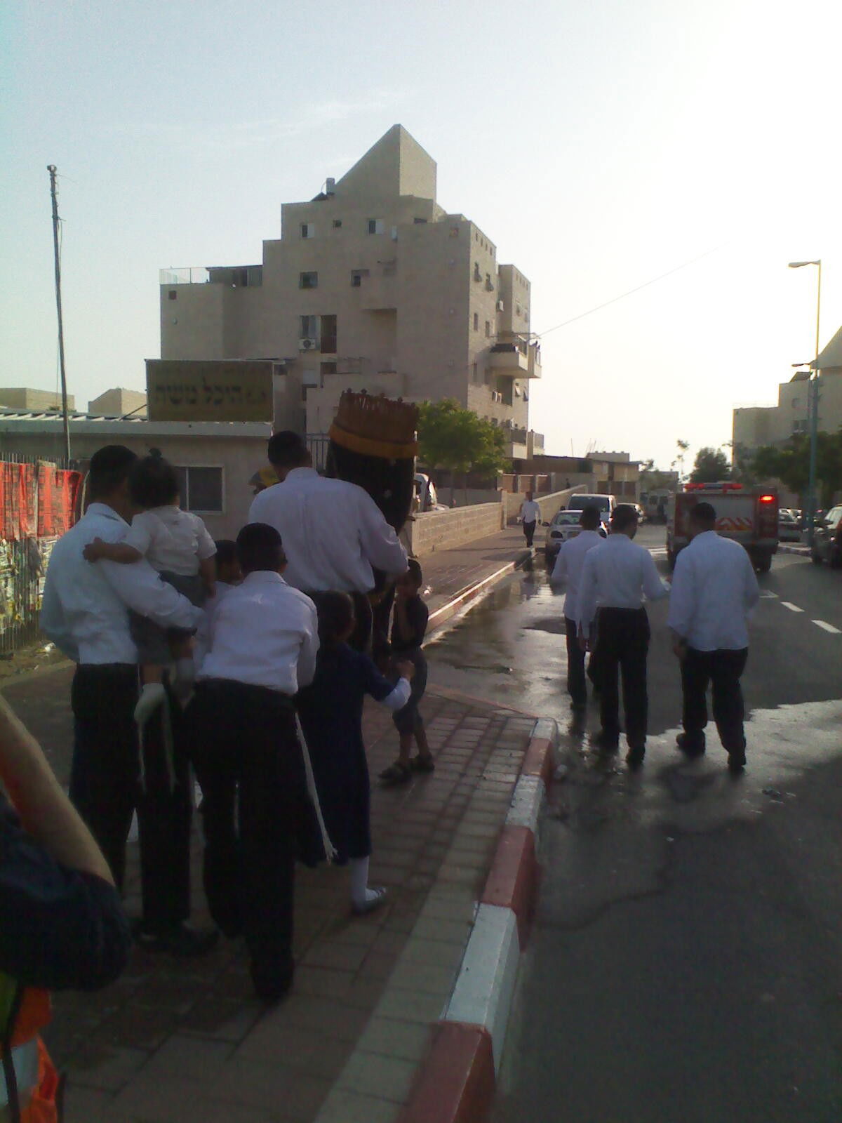 אלעד: בית הכנסת עלה באש, ספרי התורה חולצו בנס