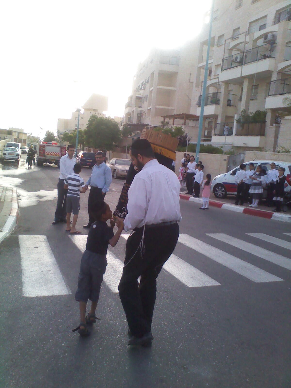 אלעד: בית הכנסת עלה באש, ספרי התורה חולצו בנס