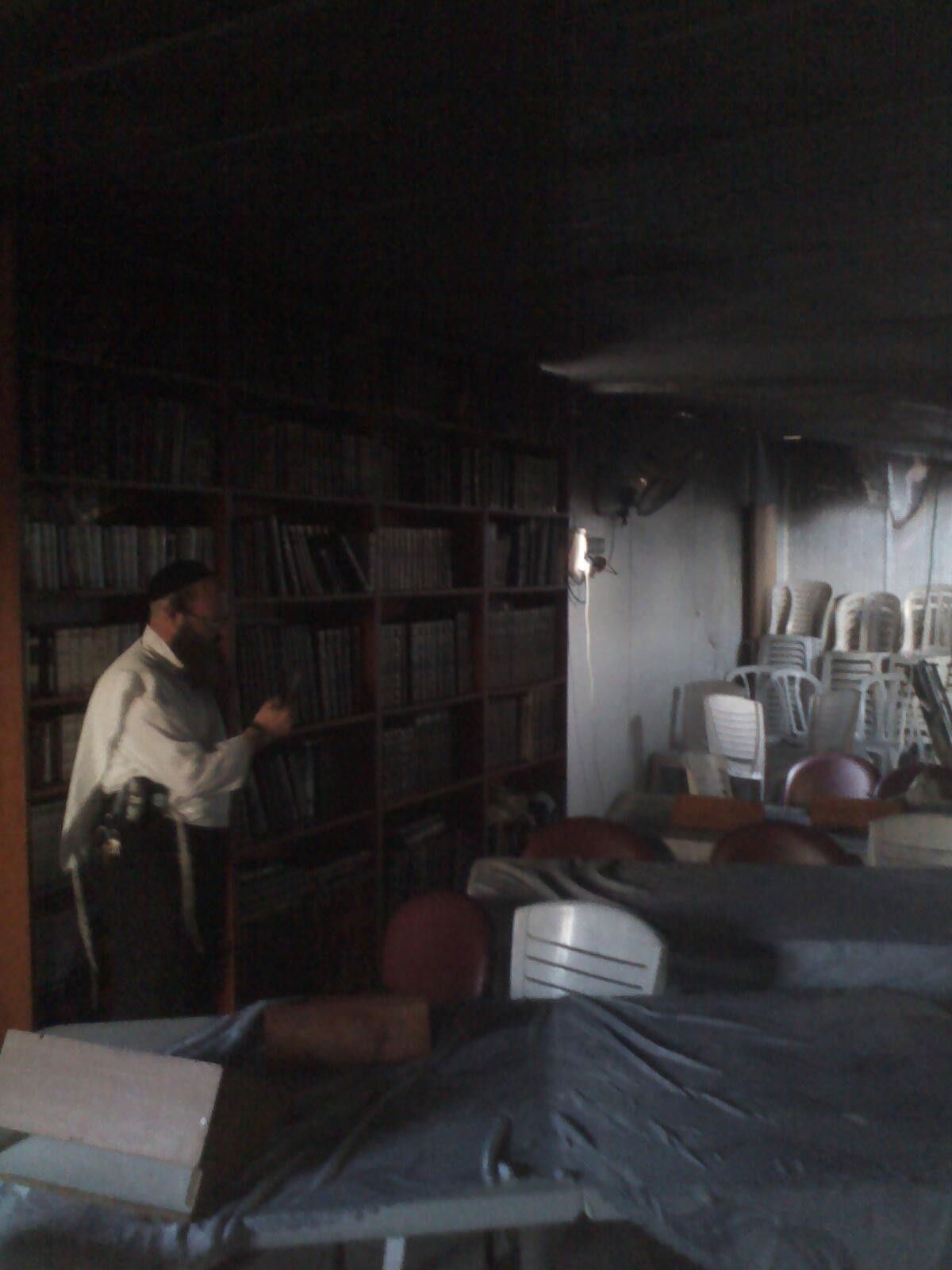 אלעד: בית הכנסת עלה באש, ספרי התורה חולצו בנס