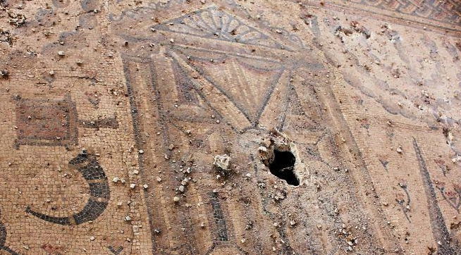 רשות העתיקות מאשימה: "חרדים קיצונים השחיתו את בית-הכנסת בטבריה"