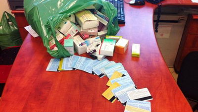 חלק מהתרופות והכרטיסים שנתפסו