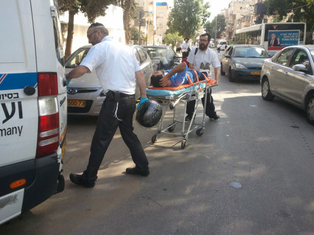 בני-ברק: רוכב אופנוע החליק ונפצע