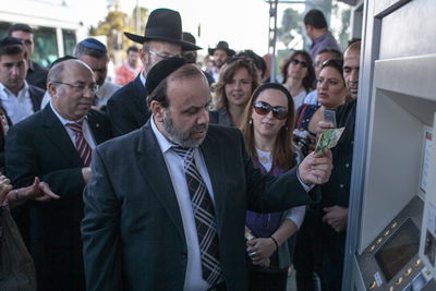 ח"כ דוד אזולאי רוכש כרטיס נסיעה