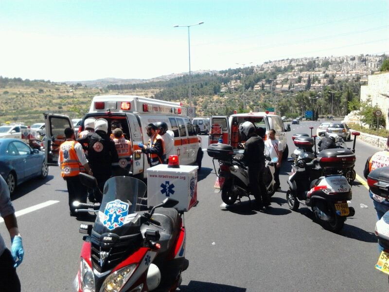 ירושלים: אופנוען חרדי נפצע קשה מפגיעת מונית