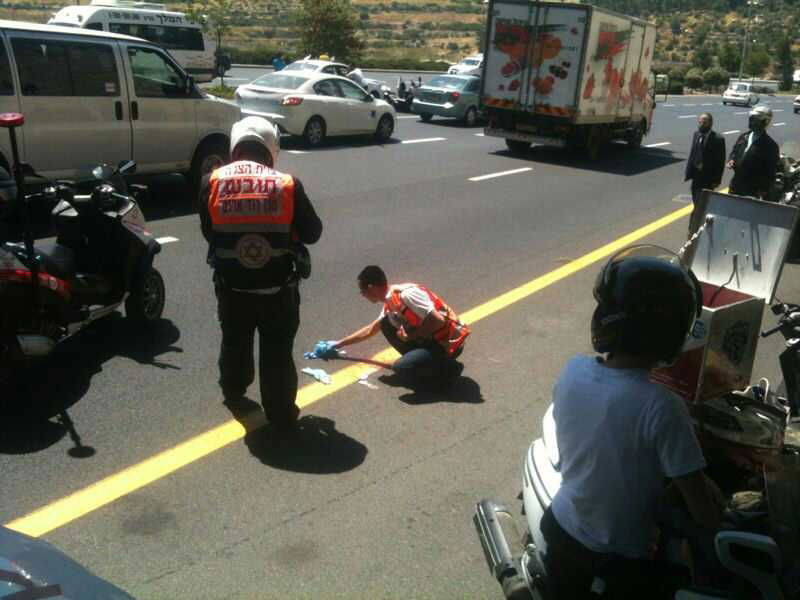 ירושלים: אופנוען חרדי נפצע קשה מפגיעת מונית