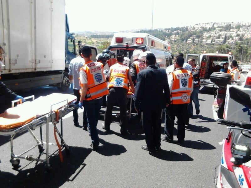 ירושלים: אופנוען חרדי נפצע קשה מפגיעת מונית