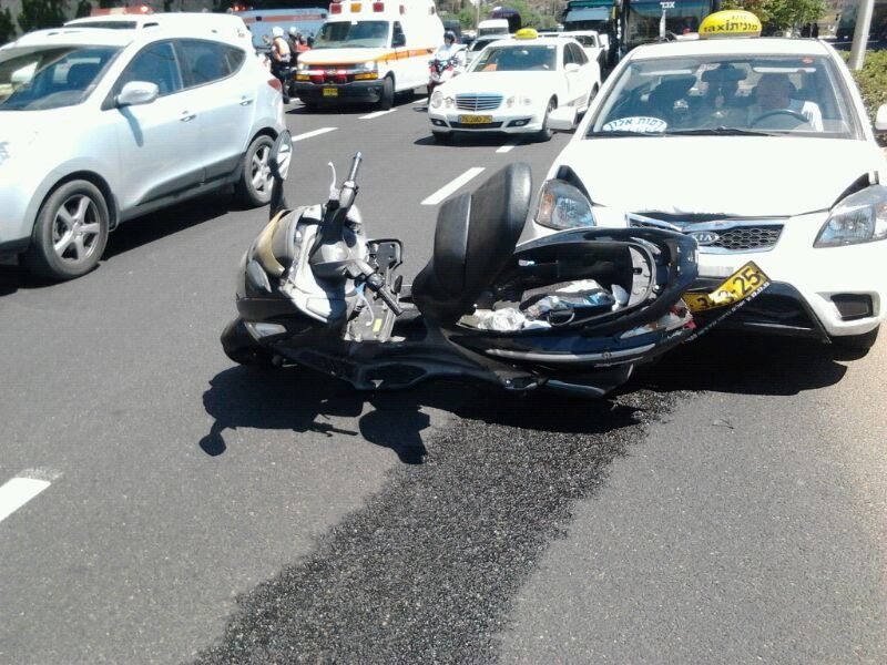 ירושלים: אופנוען חרדי נפצע קשה מפגיעת מונית