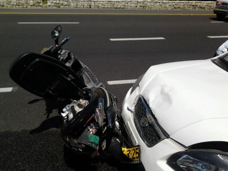 ירושלים: אופנוען חרדי נפצע קשה מפגיעת מונית