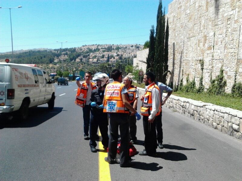 ירושלים: אופנוען חרדי נפצע קשה מפגיעת מונית