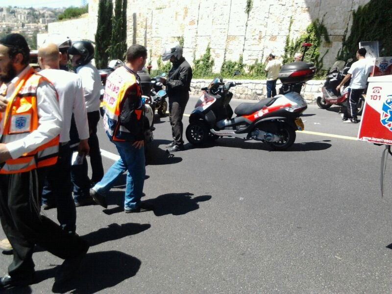 ירושלים: אופנוען חרדי נפצע קשה מפגיעת מונית