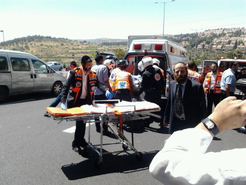 ירושלים: אופנוען חרדי נפצע קשה מפגיעת מונית