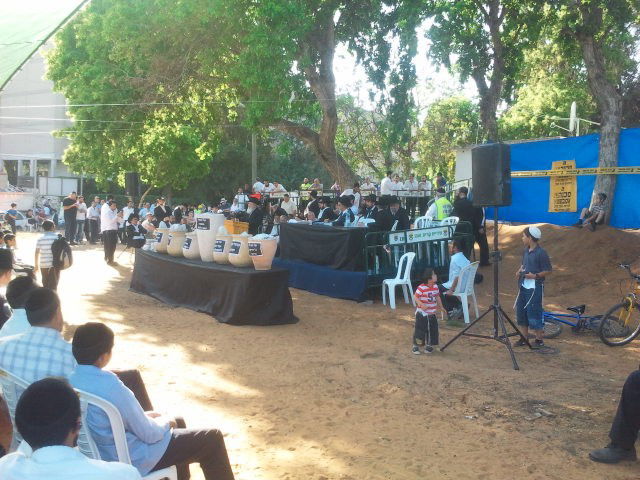 תיעוד ראשון: ספרי התורה הובאו לקבורה