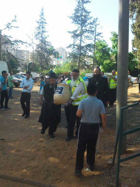 תיעוד ראשון: ספרי התורה הובאו לקבורה