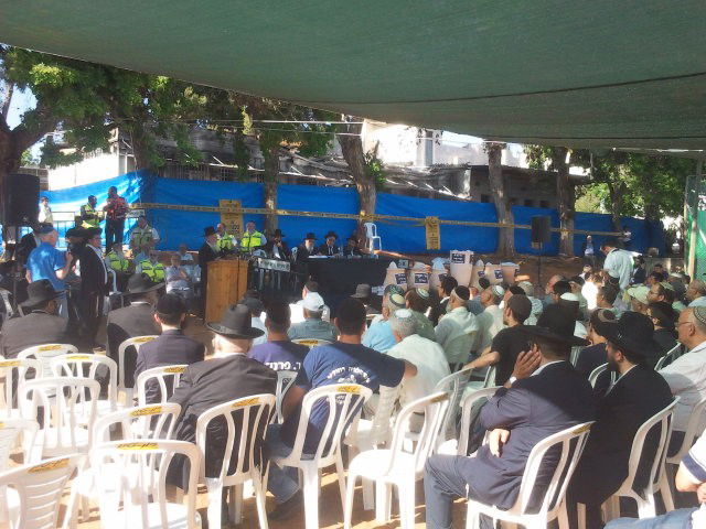 תיעוד ראשון: ספרי התורה הובאו לקבורה