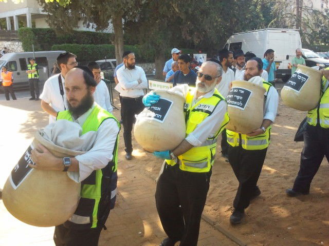 תיעוד ראשון: ספרי התורה הובאו לקבורה