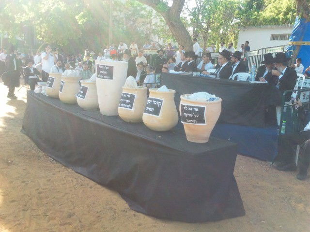 תיעוד ראשון: ספרי התורה הובאו לקבורה