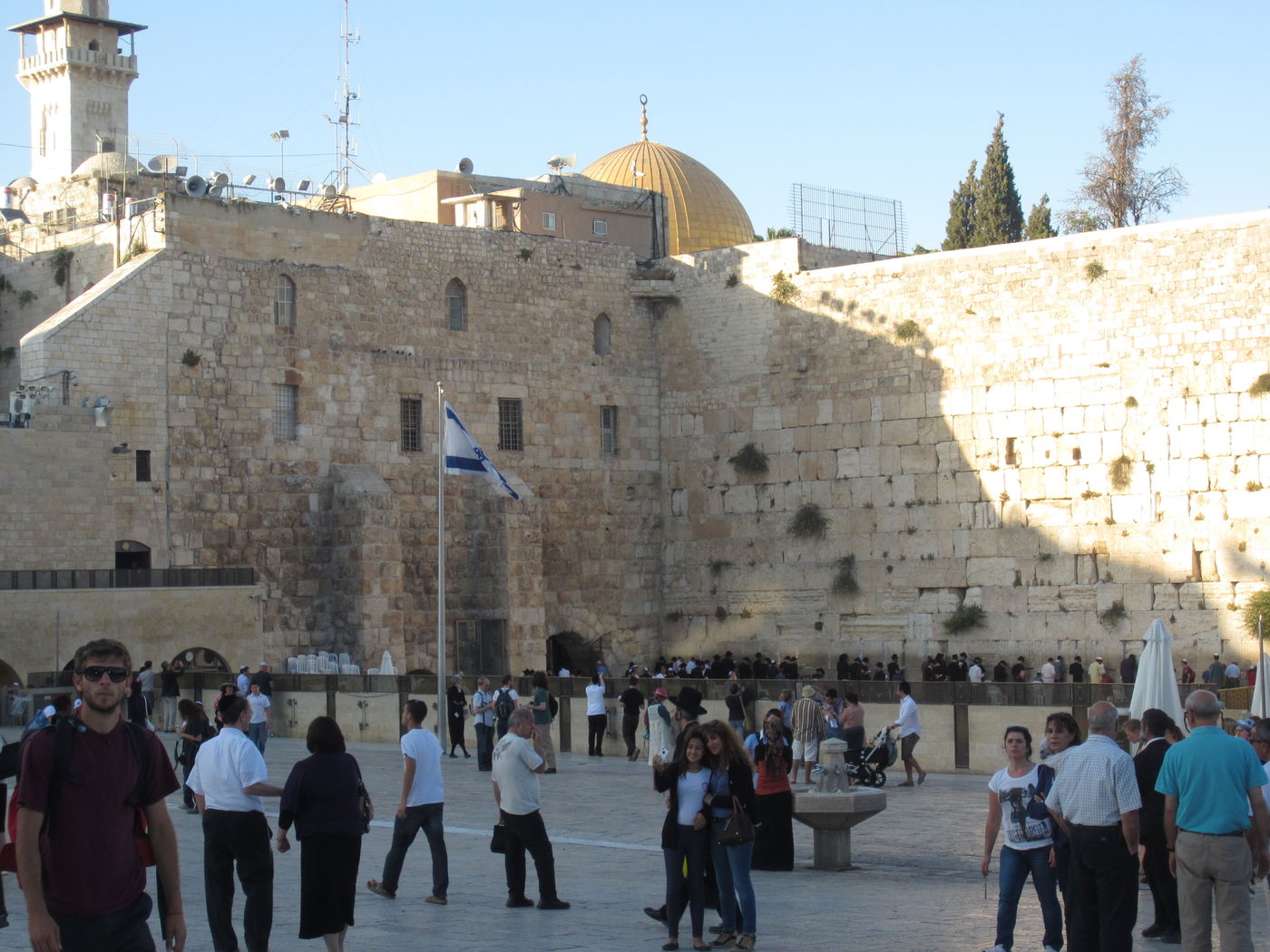פפראצי: השחקן זאב רווח בתפילה בכותל