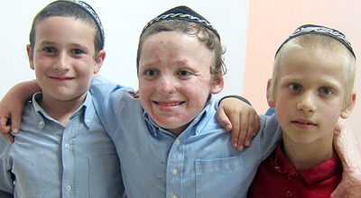 לאחר שנתיים של טיפולים בארה"ב: הילד לייזר גלפרין נחת בישראל