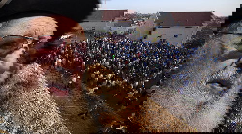 הרב עובדיה על רקע גבעת האולפנה