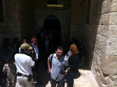 בלעדי: ראש-הממשלה הפלסטיני בקבר שמואל הנביא