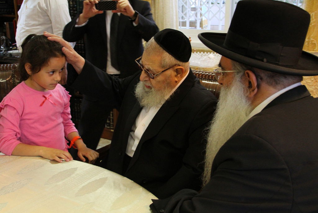 הרב עובדיה ליטף את רחל ופרץ בבכי: "ישלם ה' פועלך"