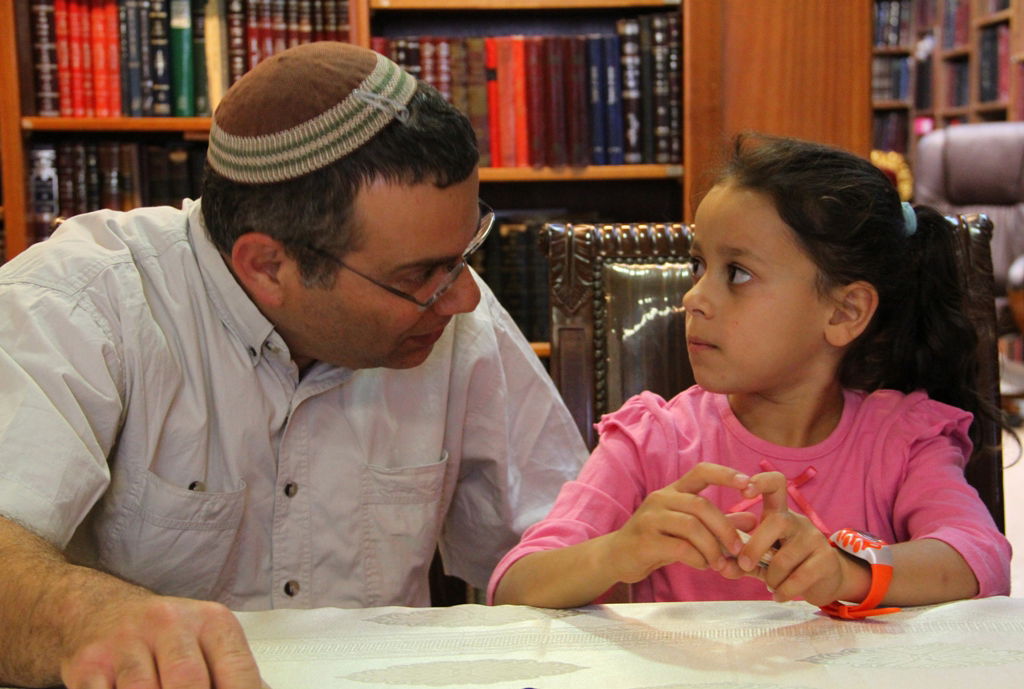 הרב עובדיה ליטף את רחל ופרץ בבכי: "ישלם ה' פועלך"