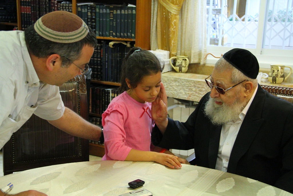 הרב עובדיה ליטף את רחל ופרץ בבכי: "ישלם ה' פועלך"