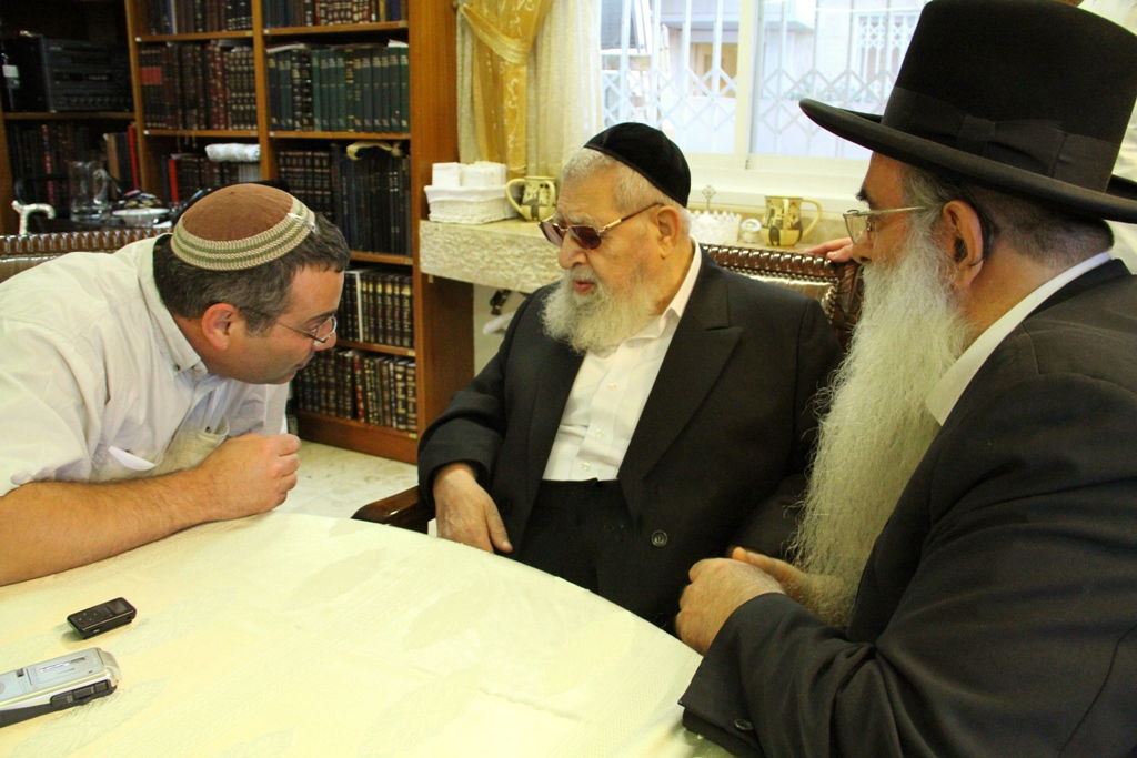 הרב עובדיה ליטף את רחל ופרץ בבכי: "ישלם ה' פועלך"