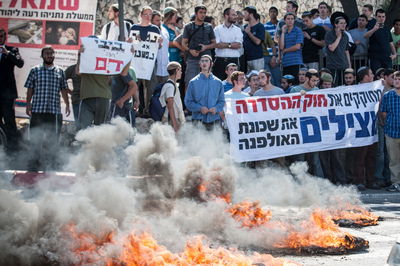 המאבק על חוק ההסדרה: מתנחלים חוסמים כבישים