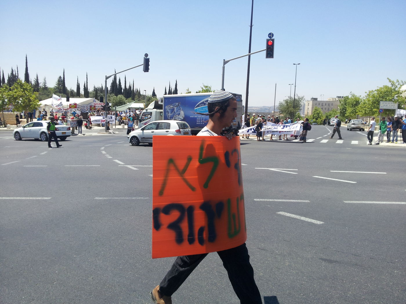 המאבק על חוק ההסדרה: מתנחלים חוסמים כבישים