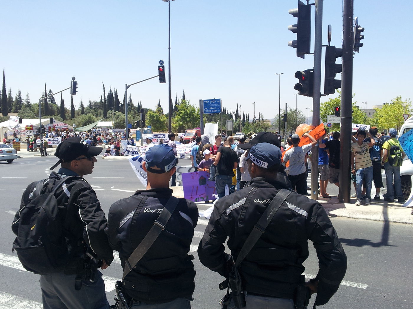 המאבק על חוק ההסדרה: מתנחלים חוסמים כבישים