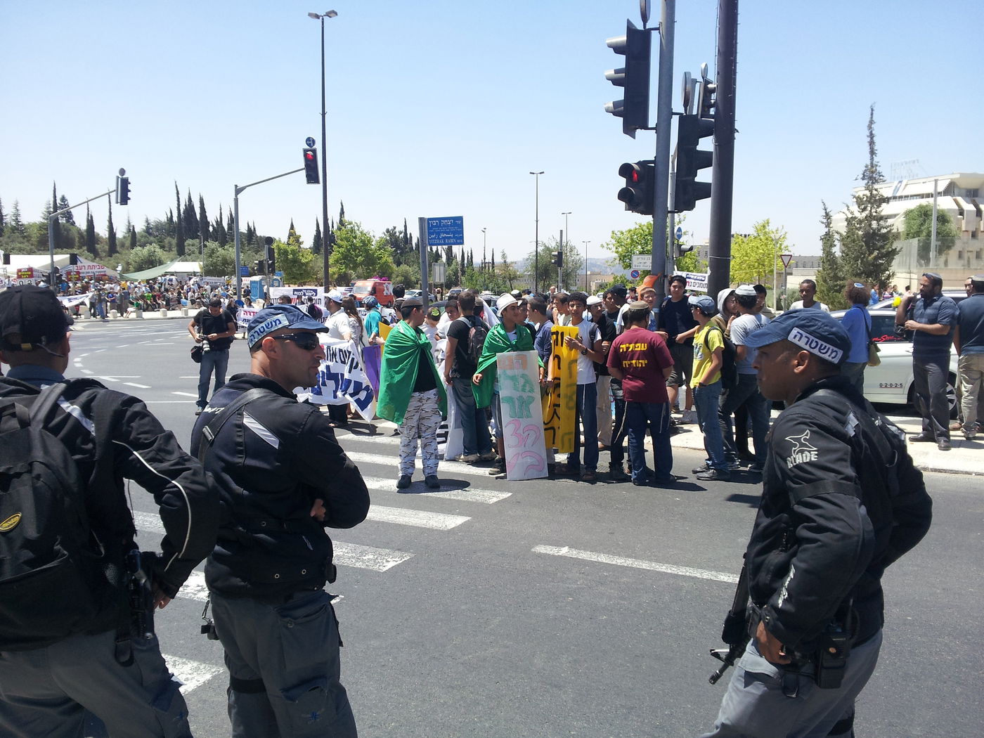 המאבק על חוק ההסדרה: מתנחלים חוסמים כבישים