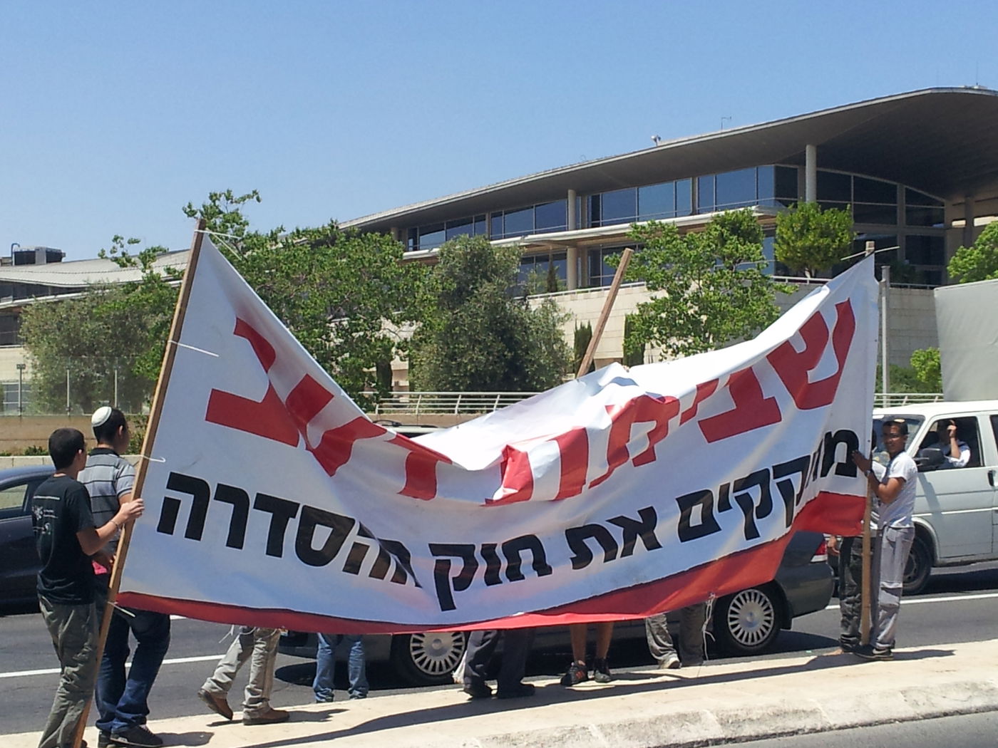 המאבק על חוק ההסדרה: מתנחלים חוסמים כבישים