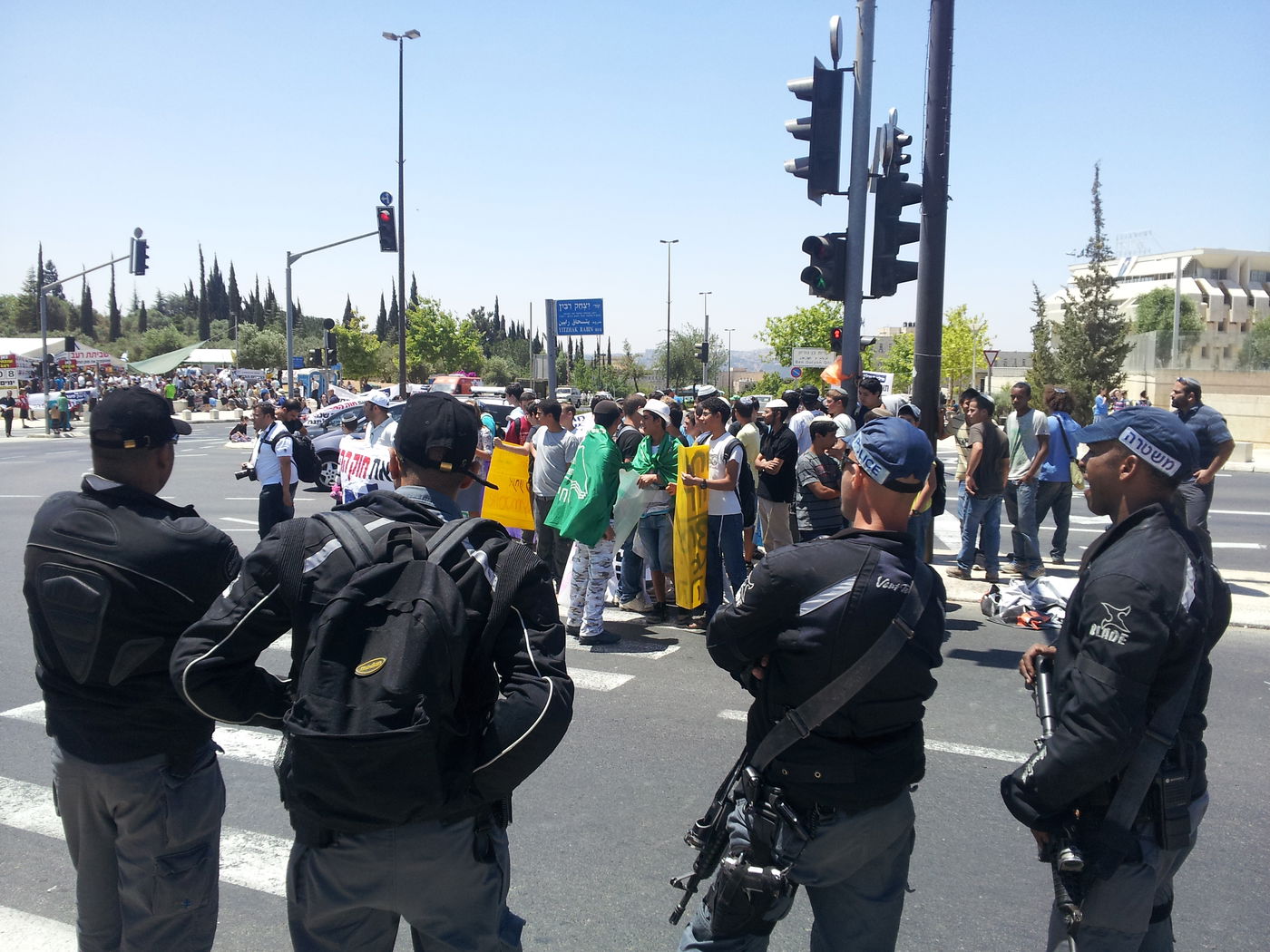 המאבק על חוק ההסדרה: מתנחלים חוסמים כבישים