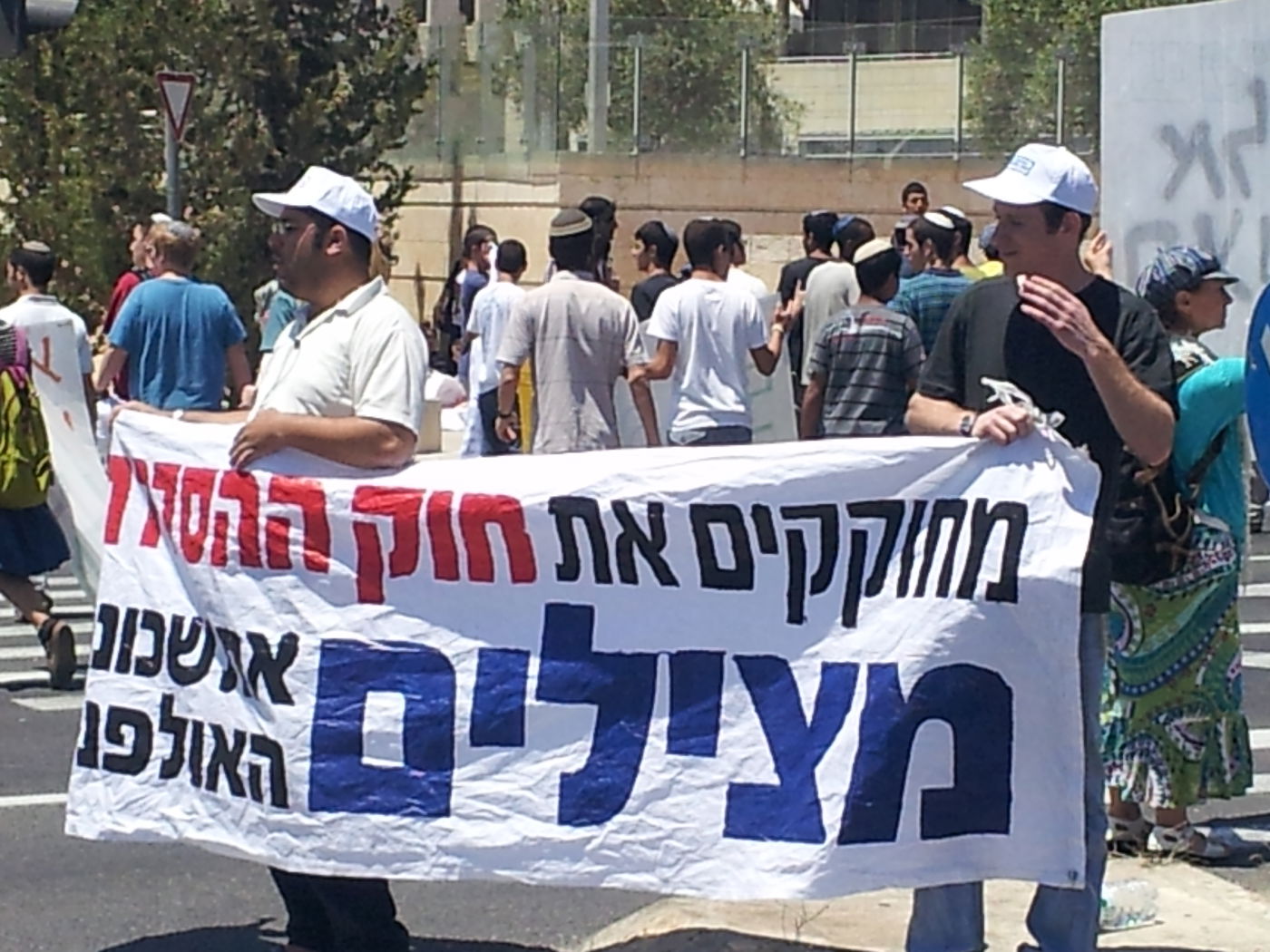 המאבק על חוק ההסדרה: מתנחלים חוסמים כבישים