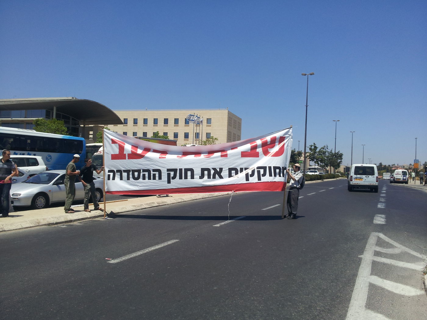 המאבק על חוק ההסדרה: מתנחלים חוסמים כבישים