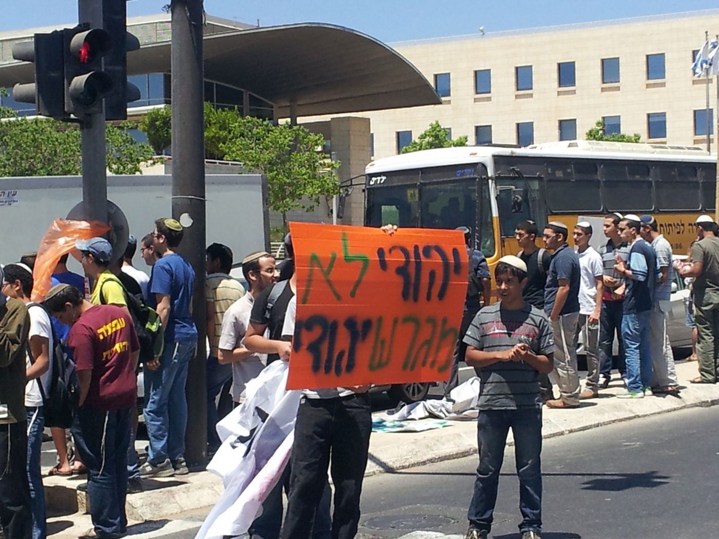 המאבק על חוק ההסדרה: מתנחלים חוסמים כבישים