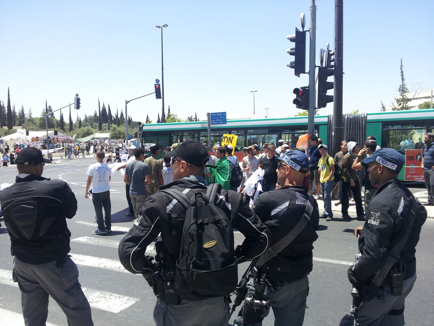 המאבק על חוק ההסדרה: מתנחלים חוסמים כבישים