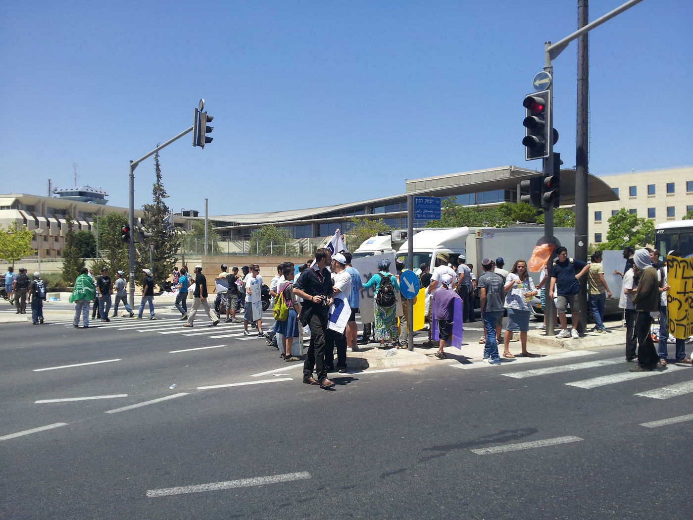 המאבק על חוק ההסדרה: מתנחלים חוסמים כבישים