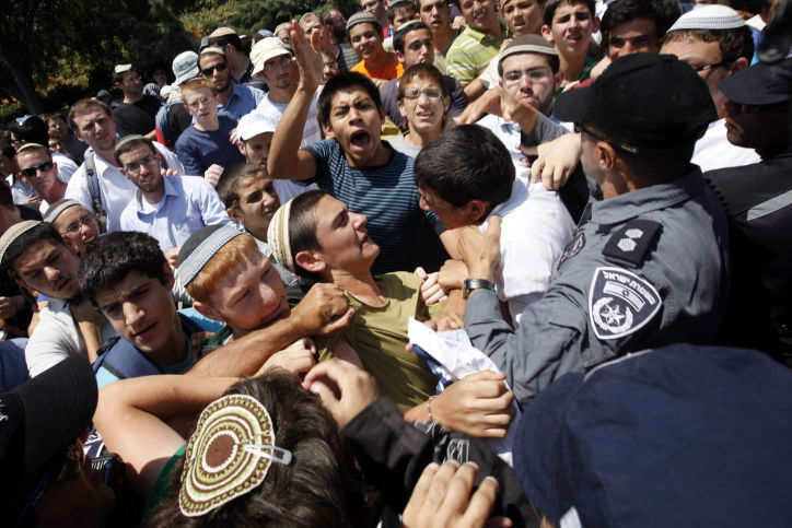 המאבק על חוק ההסדרה: מתנחלים חוסמים כבישים