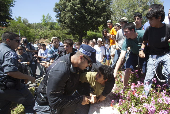 המאבק על חוק ההסדרה: מתנחלים חוסמים כבישים