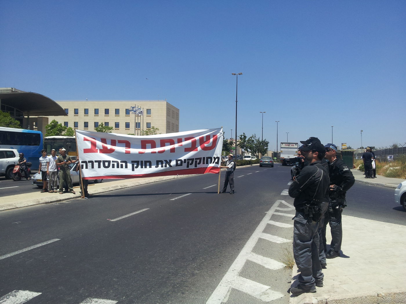 המאבק על חוק ההסדרה: מתנחלים חוסמים כבישים