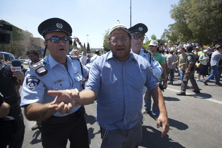 המאבק על חוק ההסדרה: מתנחלים חוסמים כבישים