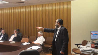 גפני בחדר הישיבות של ש"ס