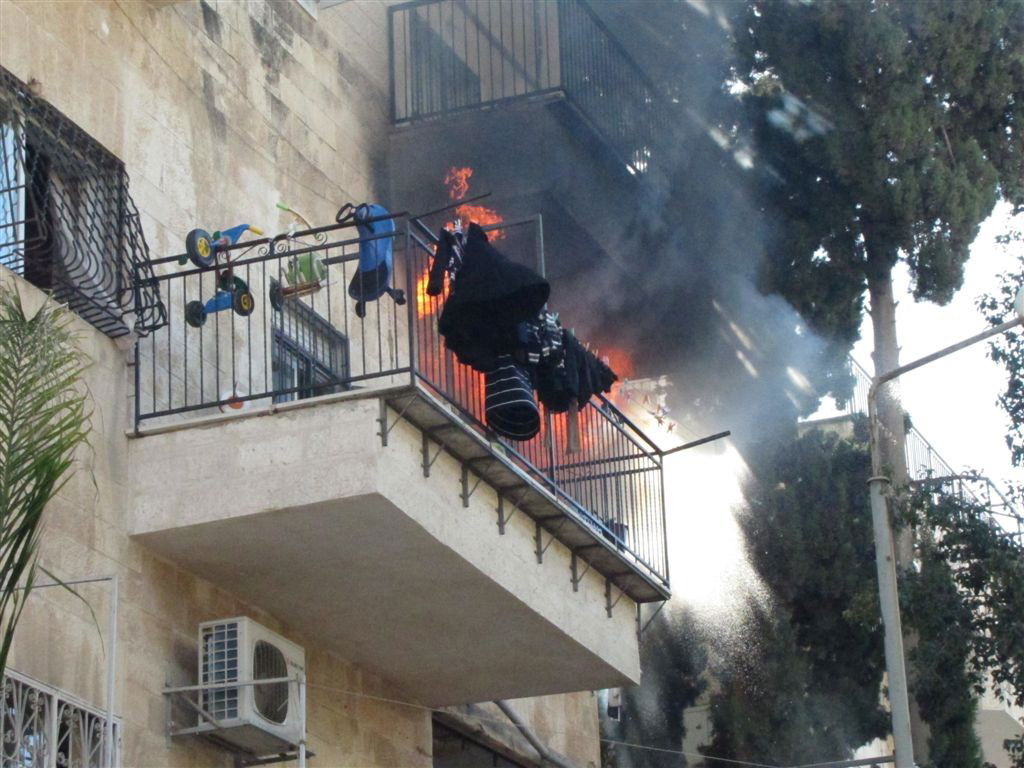 האש במרפסת הדירה