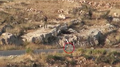 צפו: קצין צה"ל יורה אש חיה לעבר ערבים