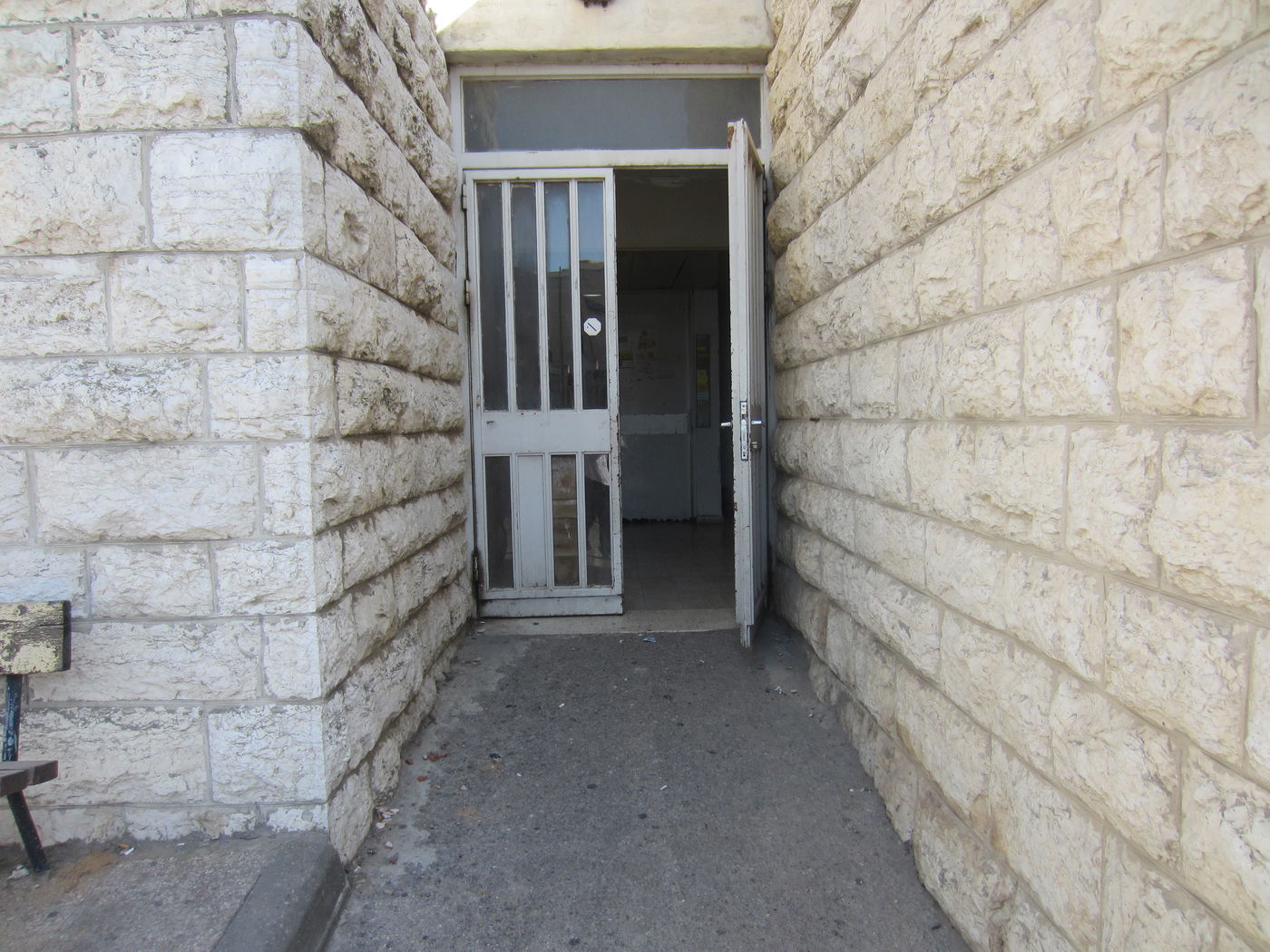 פתוח בלילה? הכניסה לשמגר.