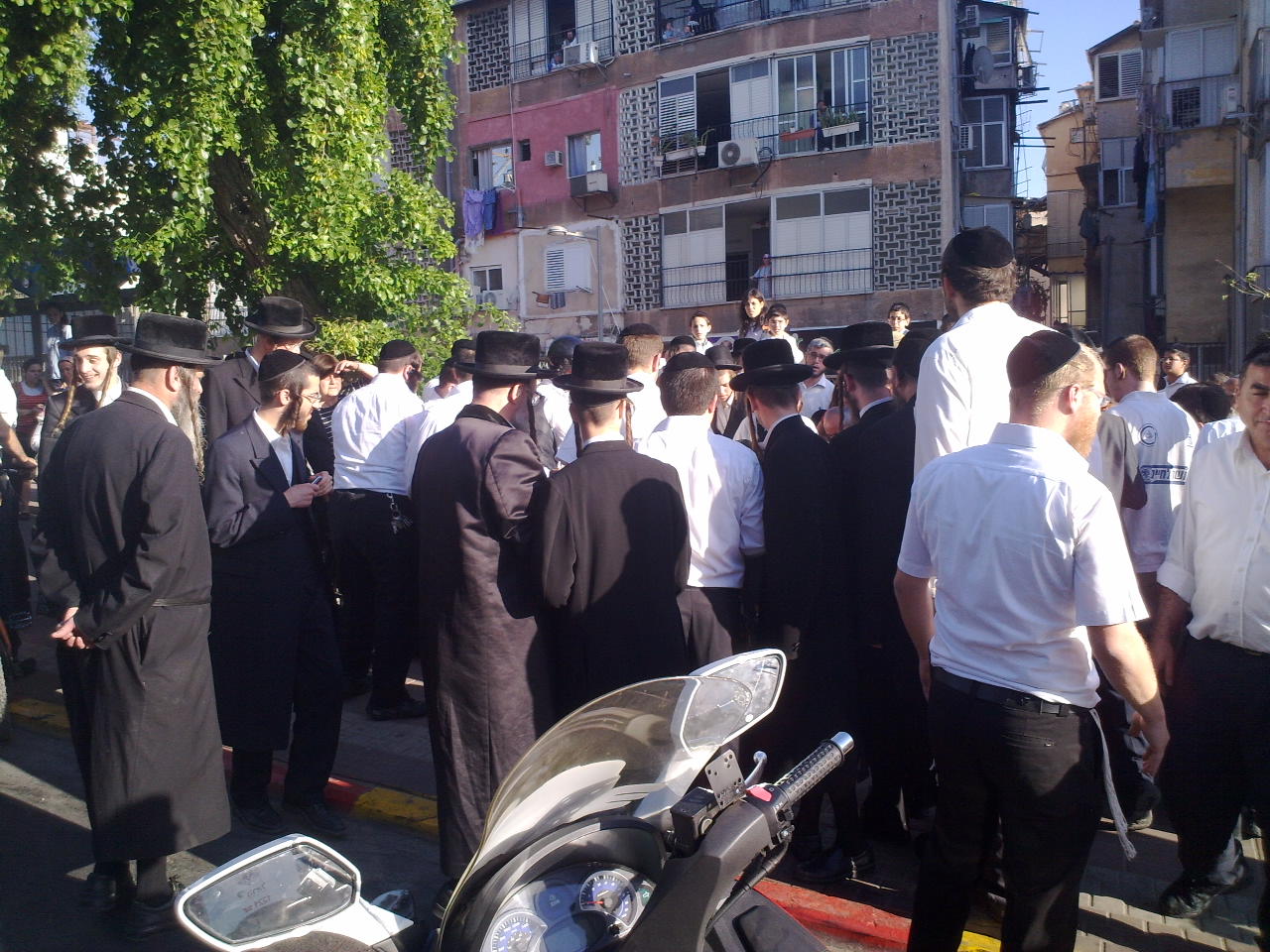 מהומה בבני-ברק: ניסה לתקוף עוברים ושבים ונלכד
