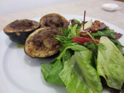 דלעת ערמונים במילוי בשר לצד סלט קיצי ומרענן